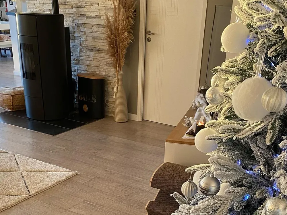 Knstlicher Weihnachtsbaum mit Schnee BASSIE 210 cm Wei - Beliani.de