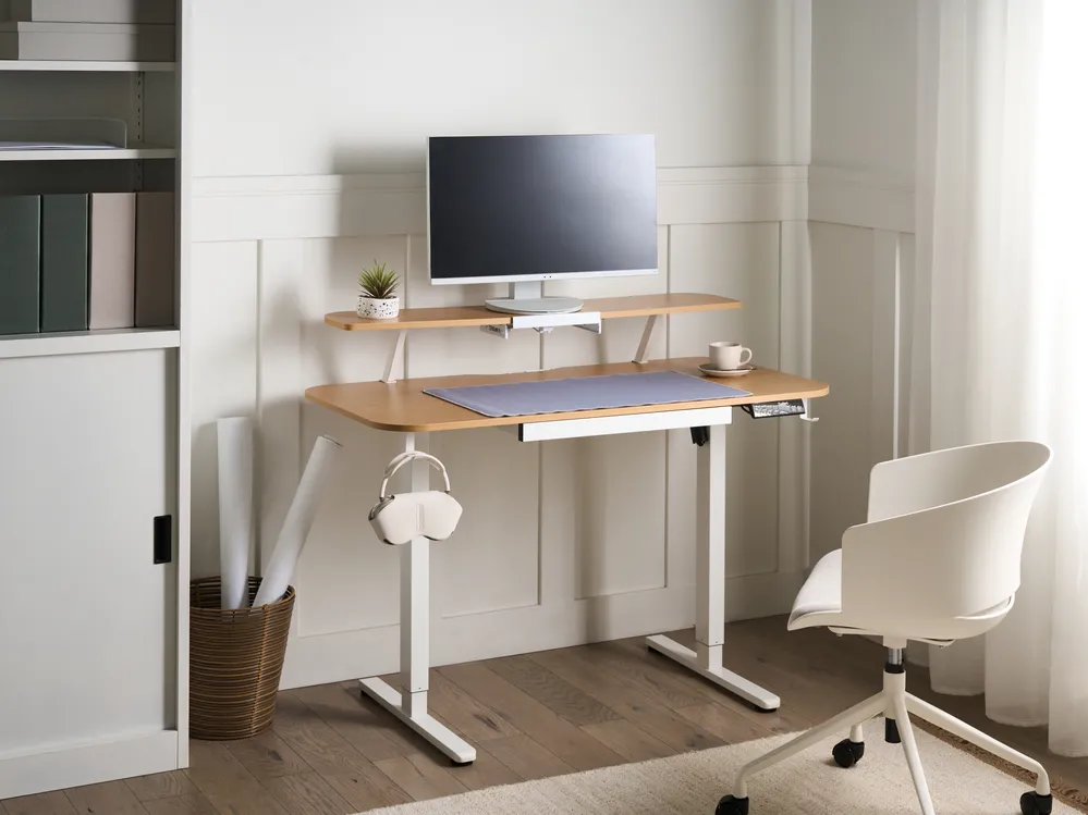 Schreibtisch elektrisch höhenverstellbar WILBANKS 120 cm 60 cm mit USB-Anschluss Hellbraun / Weiß
