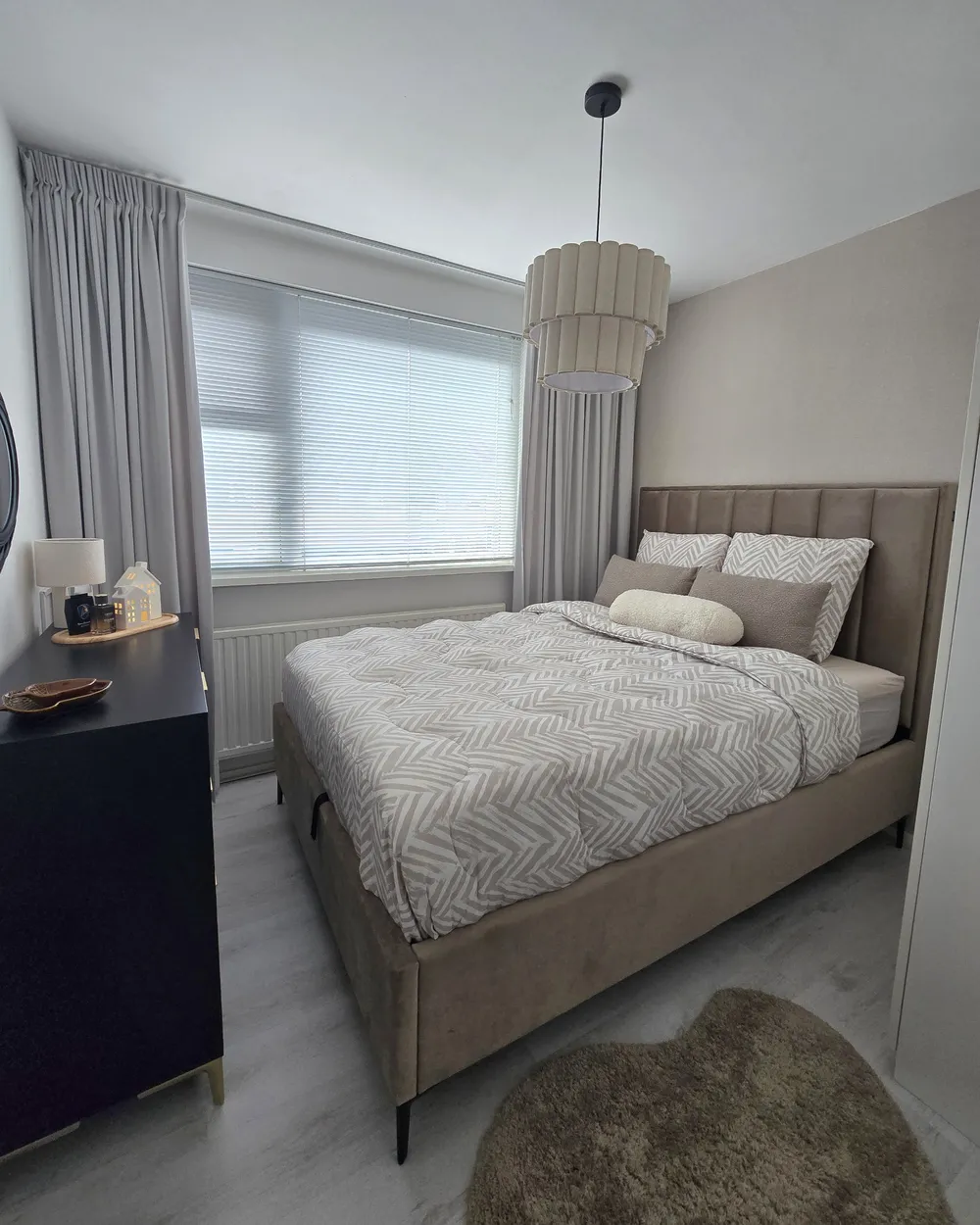 Bett mit Stauraum SEZANNE Samtstoff Taupe 140 x 200 cm_1033811