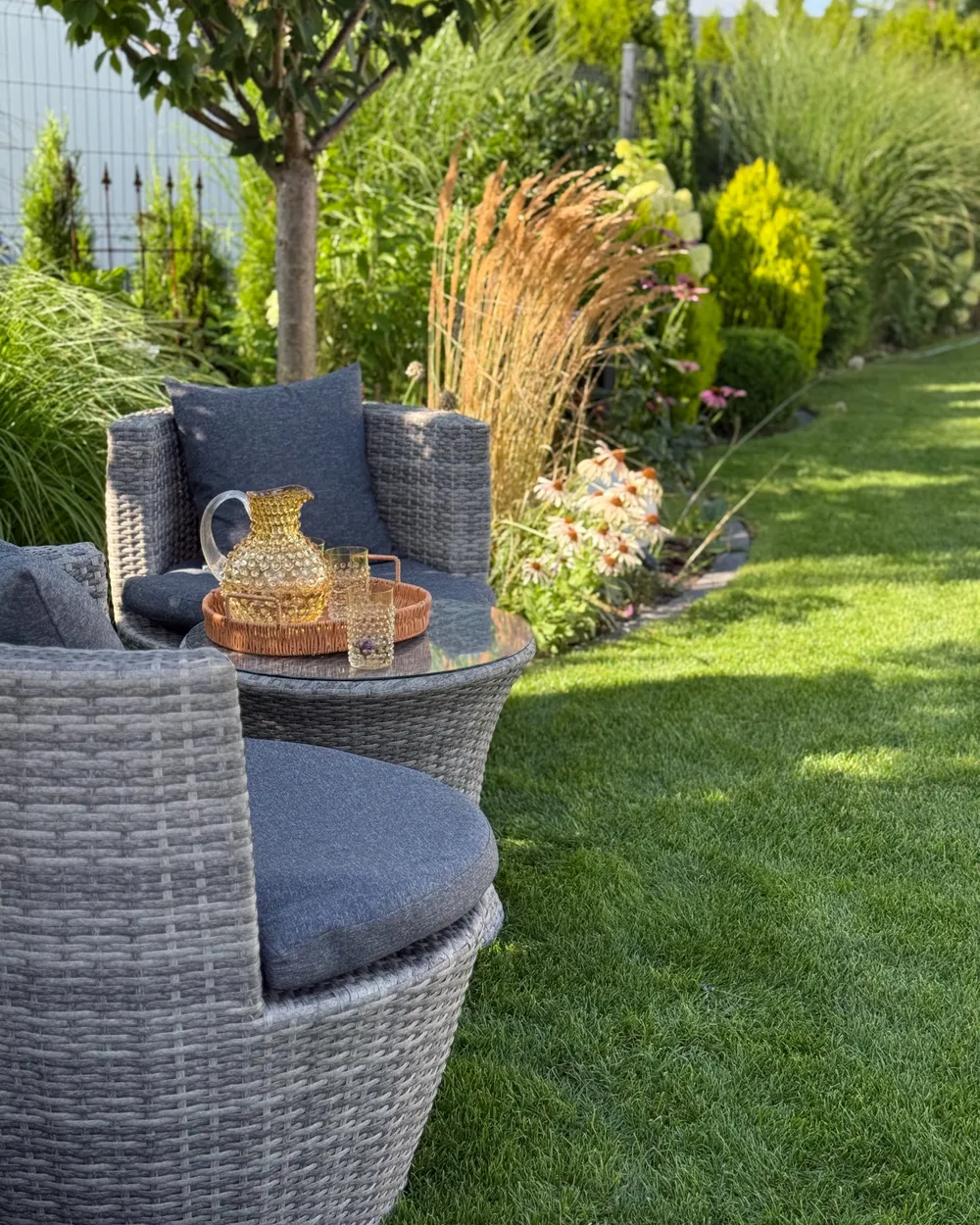 Bistro Set inkl. Kissen CAPRI Polyrattan Grau_1016920