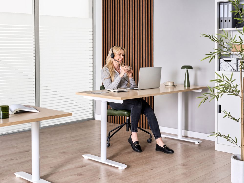 Elektrisch verstelbaar sta-zit bureau DESTINAS 160 cm x 72 cm Lichtbruin/wit