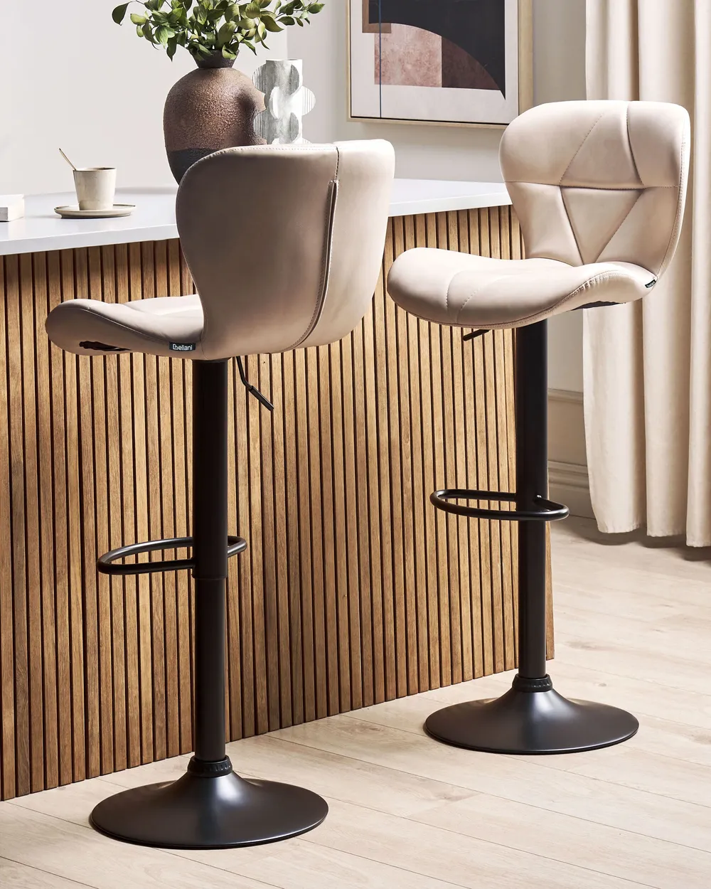 Set mit 2 Barstühlen VALETTA drehbar Kunstleder Hellbeige