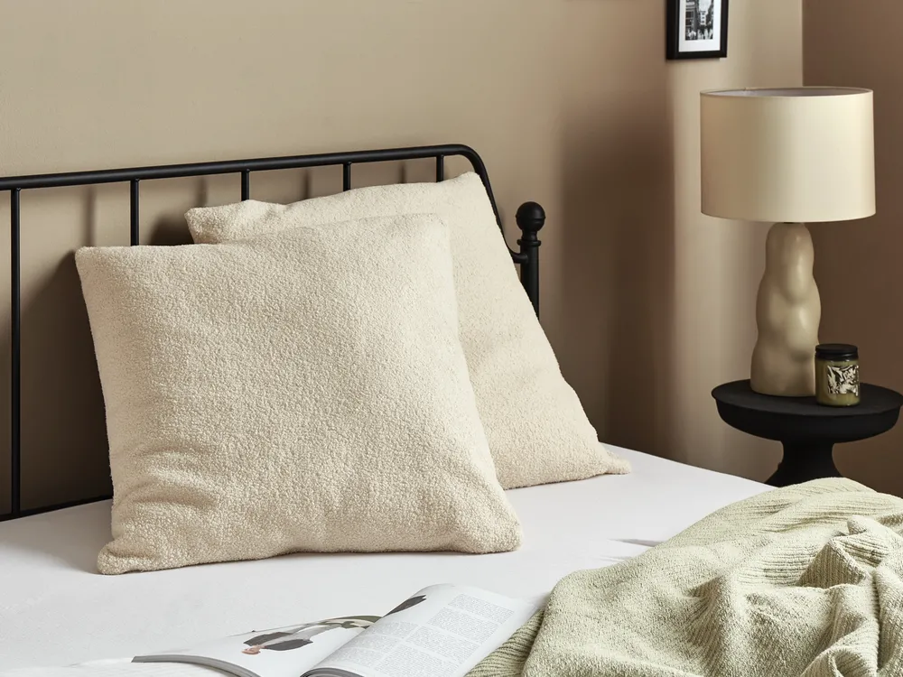 Dekokissen 2er Set LEUZEA 60 x 60 cm Bouclé Beige Ohne Muster
