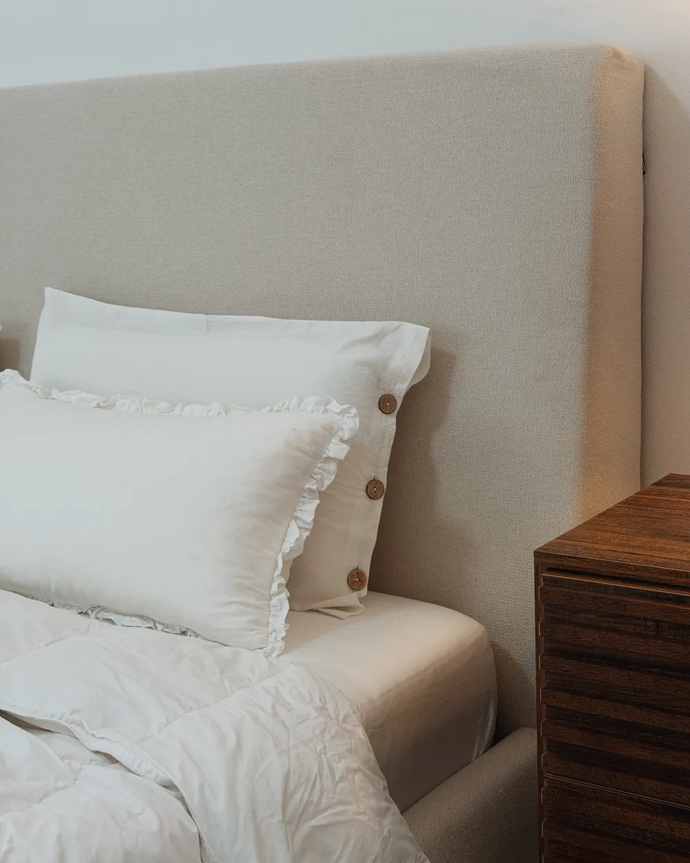Bett mit Stauraum CAMPAGNE Stoff Hellbeige 180 x 200 cm_1041759