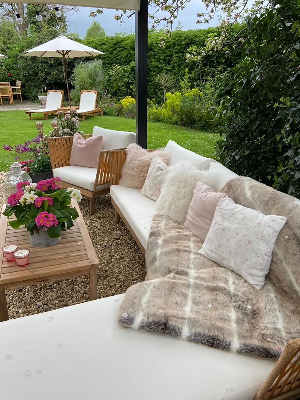 Lounge Set mit Tisch 4-Sitzer CREMONA Akazienholz Hellbraun / Cremeweiß rechtsseitig_857494