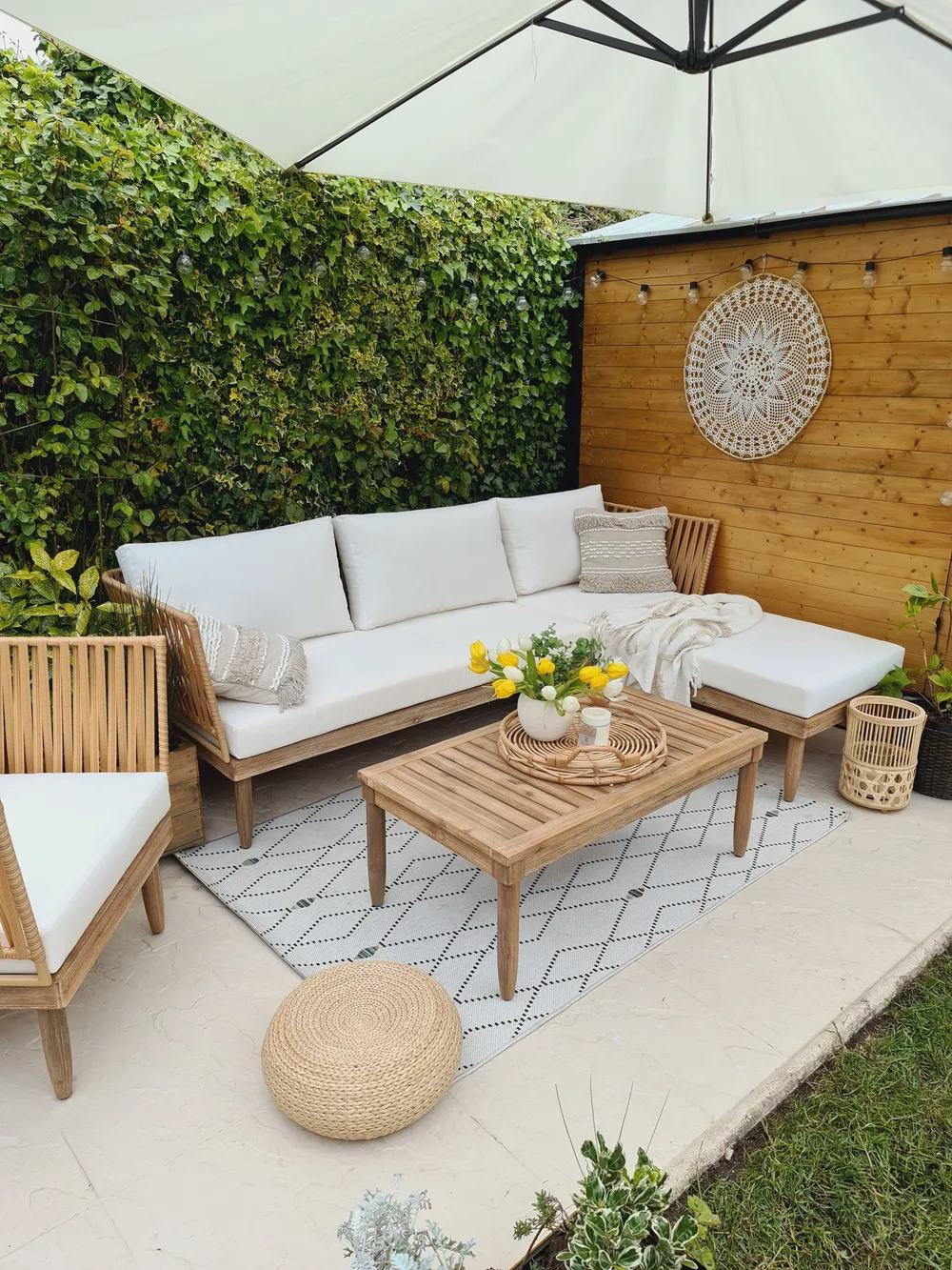 Lounge Set mit Tisch 4-Sitzer CREMONA Akazienholz Hellbraun / Cremeweiß rechtsseitig_857487