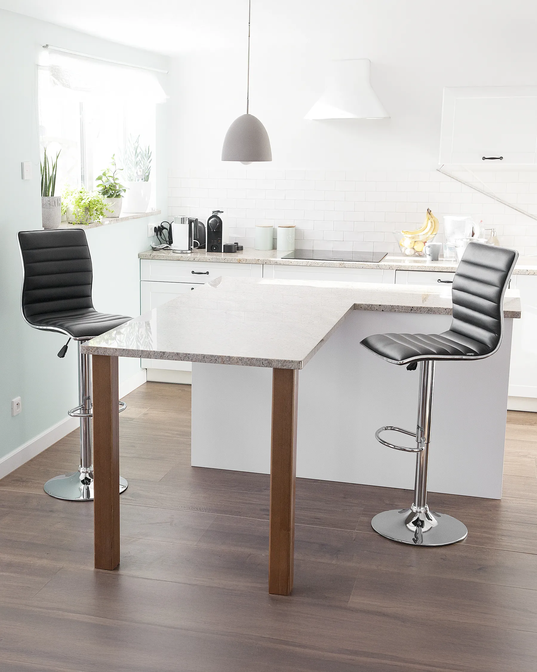Set mit 2 Barstühlen LUCERNE drehbar Kunstleder Schwarz_782041