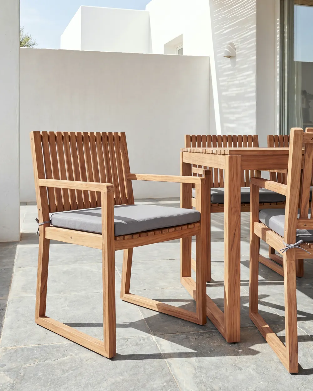 Set mit 2 Stühlen und Sitzkissen SASSARI PREMIUM zertifiziertes Akazienholz Hellgrau