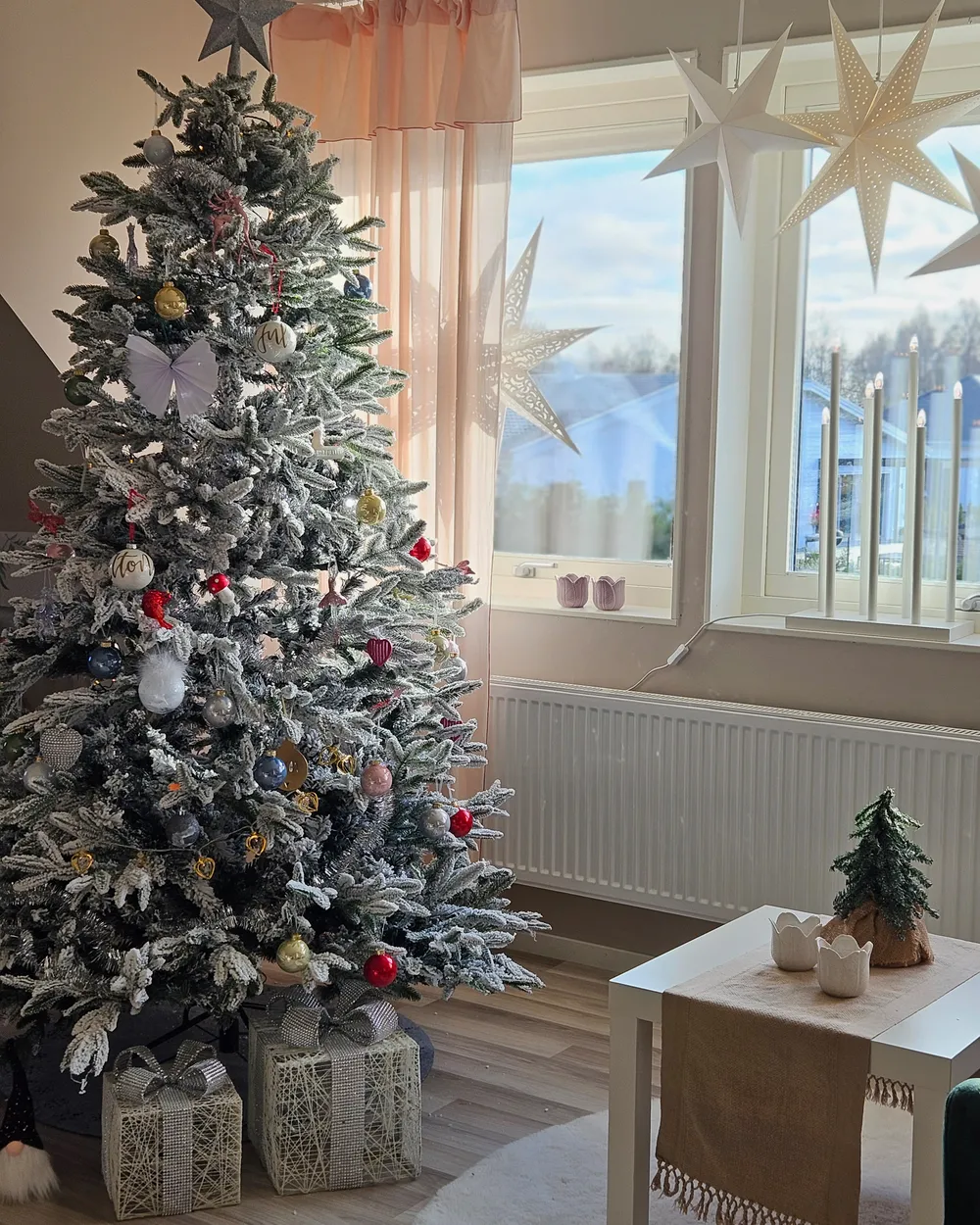 Knstlicher Weihnachtsbaum mit Schnee BASSIE 240 cm Wei - Beliani.de
