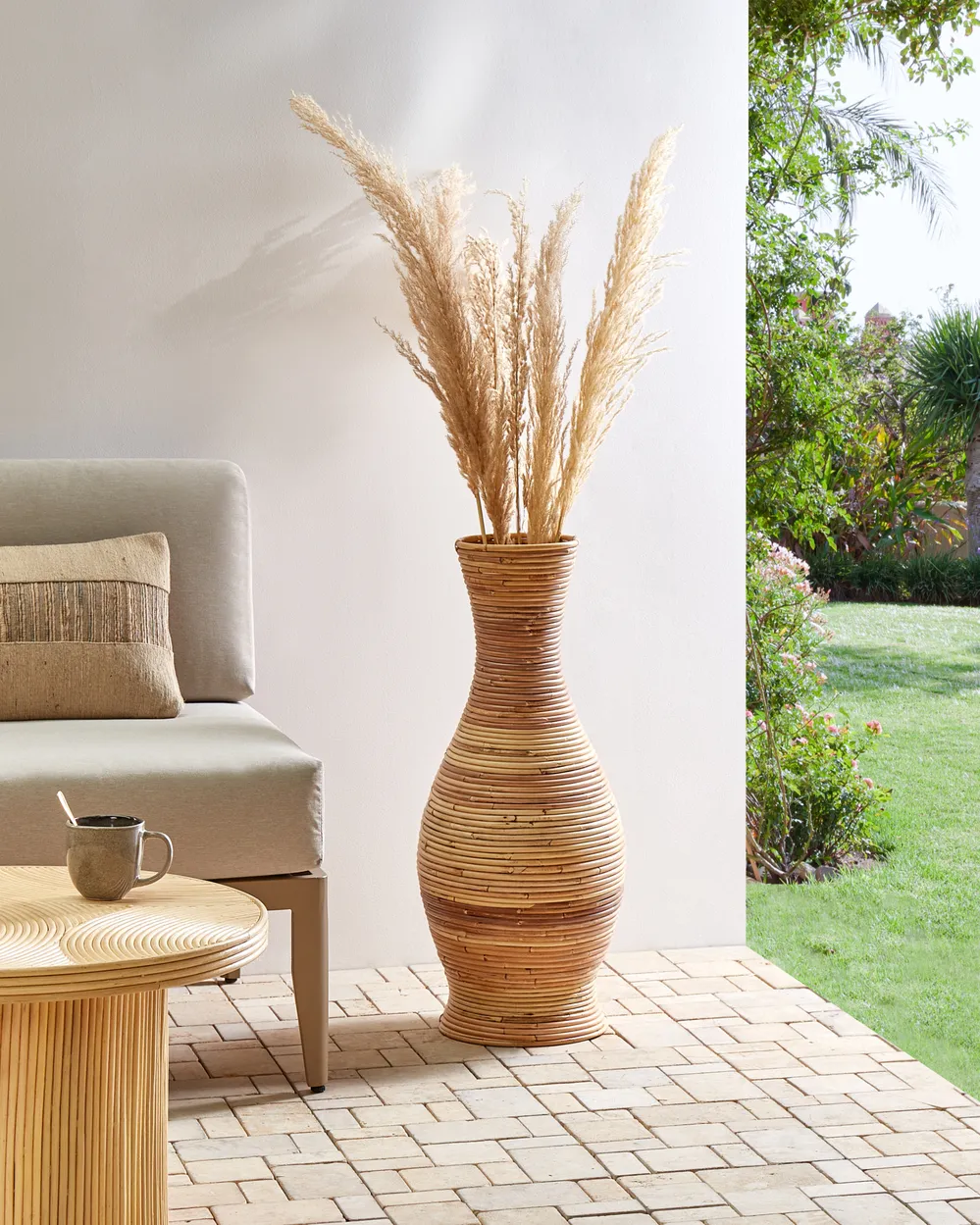 Dekovase TRINISA Rattan 70 cm Naturfarben - Beliani.de