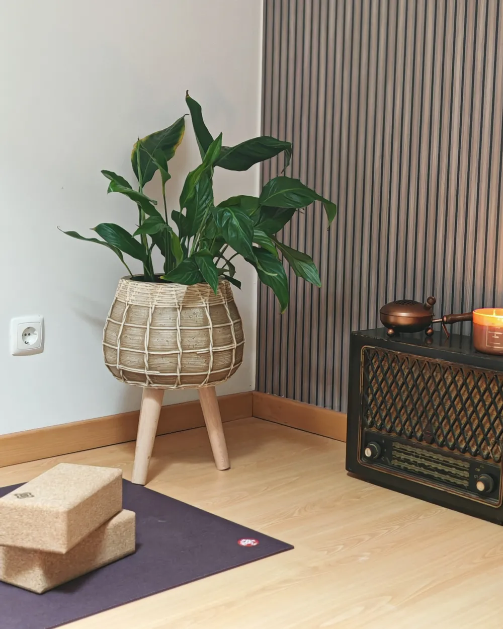Blumentopf mit Beinen DARMERA 30 cm Hellbraun - Beliani.de