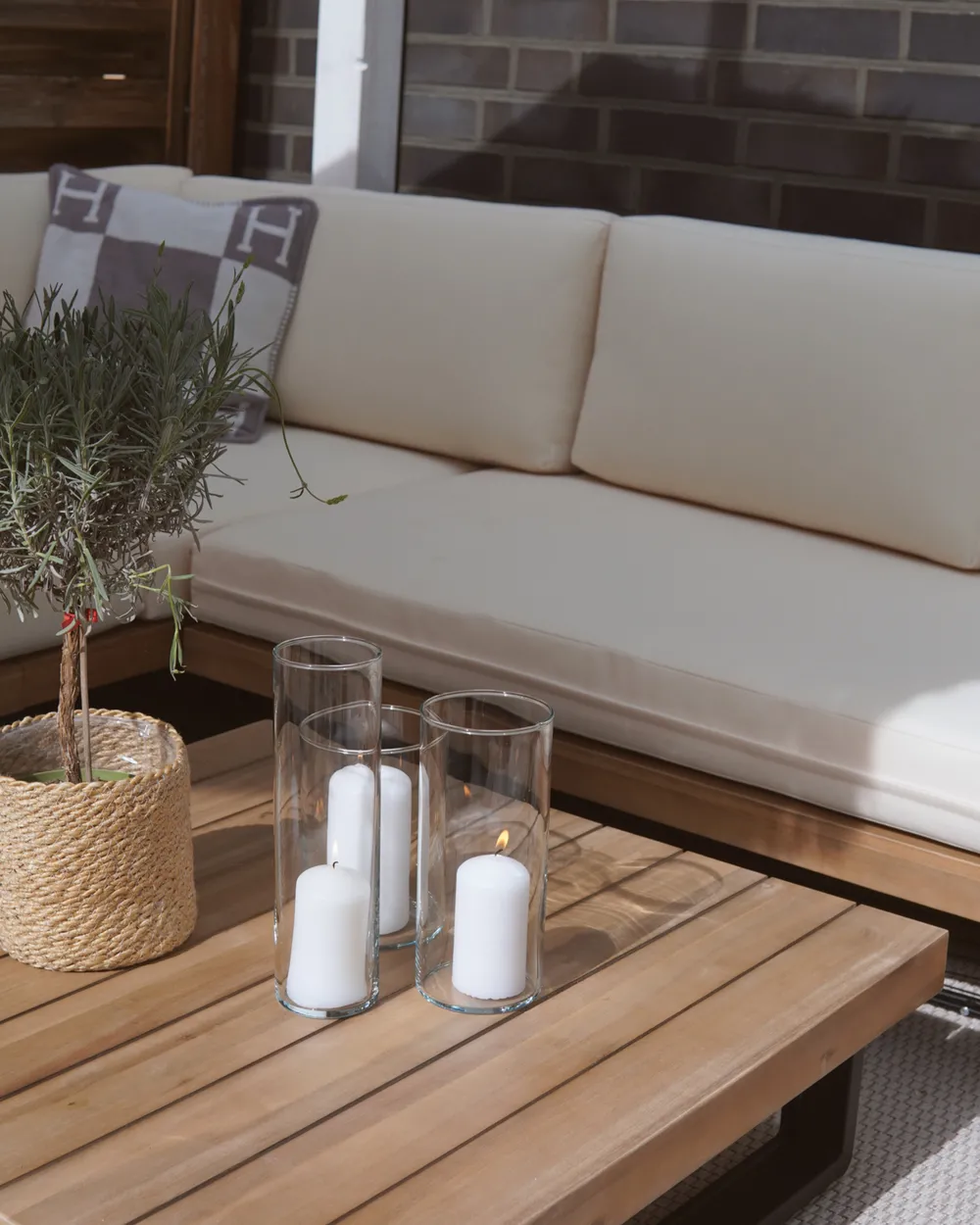 Garten Ecksofa mit Tisch 5-Sitzer MYKONOS zertifiziertes Akazienholz Cremeweiß rechtsseitig_933085