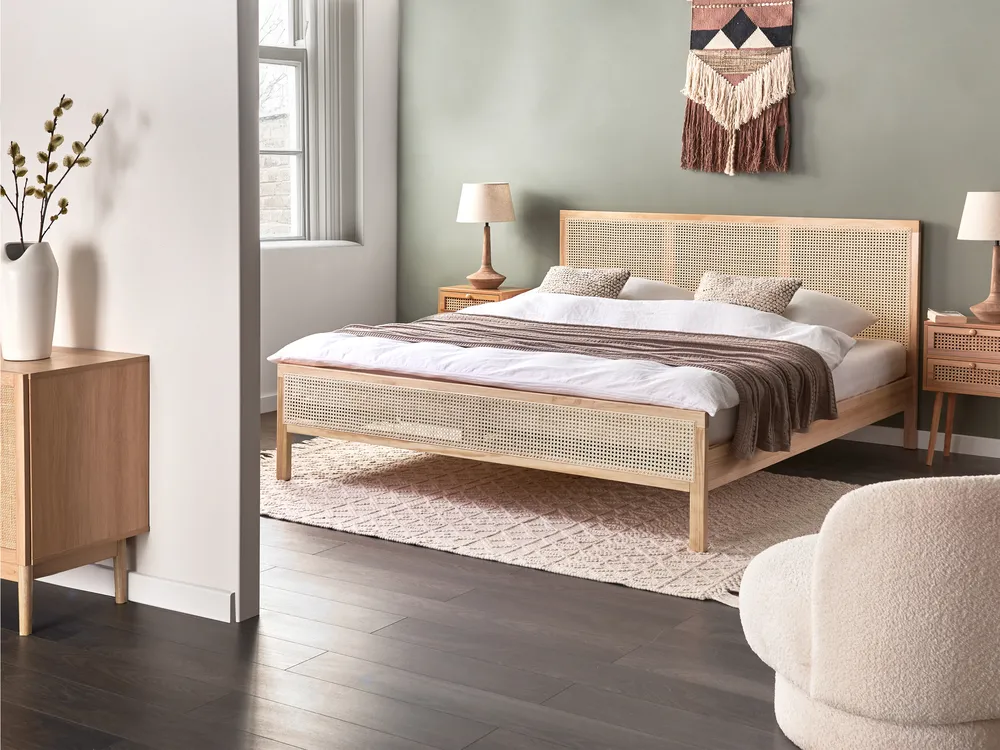 Bett mit Lattenrost Kiefernholz SALERNAS 180 x 200 cm Hellbraun
