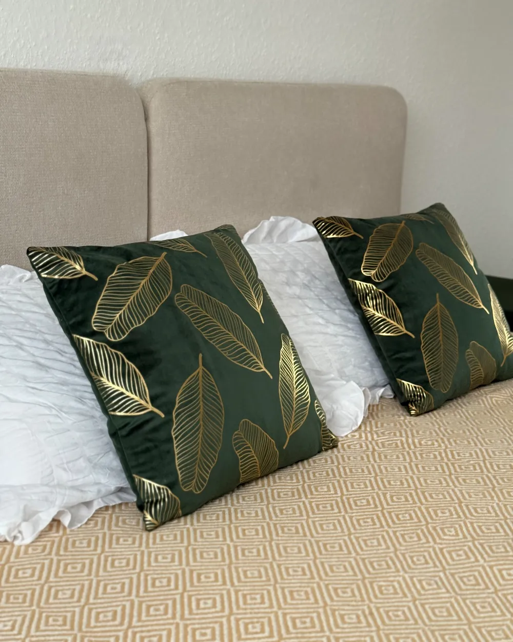 Dekokissen 2er Set FREESIA 45 x 45 cm Samtstoff Dunkelgrün Pflanzenmuster_1047911