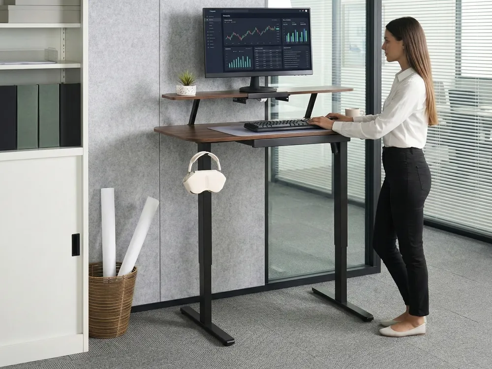 Schreibtisch elektrisch höhenverstellbar WILBANKS 120 cm 60 cm mit USB-Anschluss Braun / Schwarz_1031151