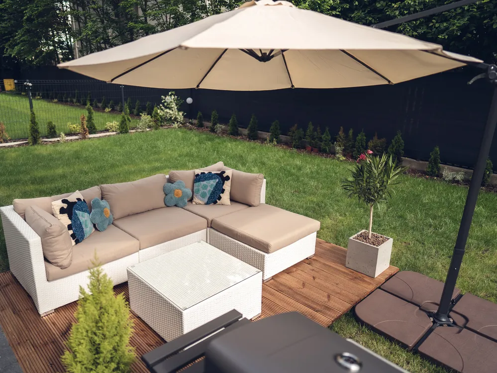 Garten Ecksofa mit Tisch 4-Sitzer SANO modular Polyrattan Weiß linksseitig_940300