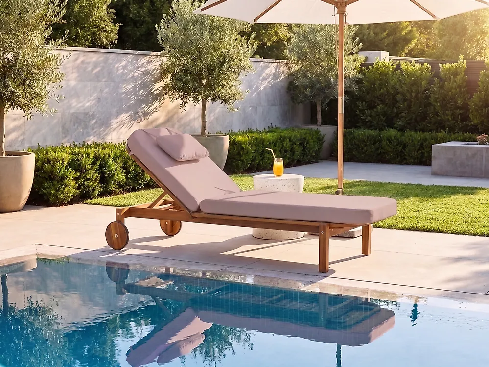 Sonnenliege mit Kissen LATERZA  mit Relaxfunktion zertifiziertes Akazienholz Taupe