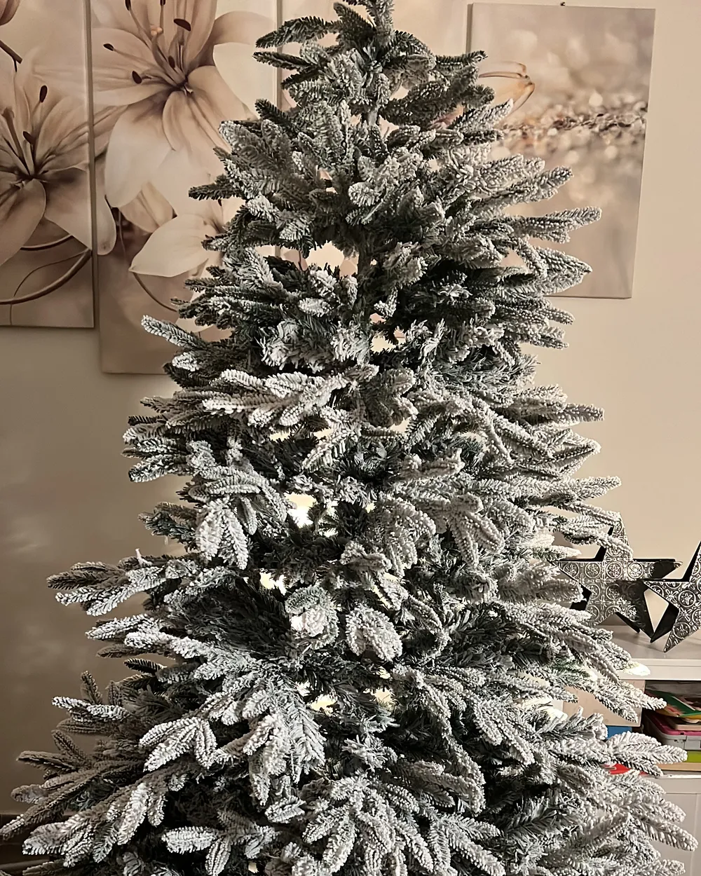Knstlicher Weihnachtsbaum mit Schnee BASSIE 180 cm Weiss - Beliani.ch