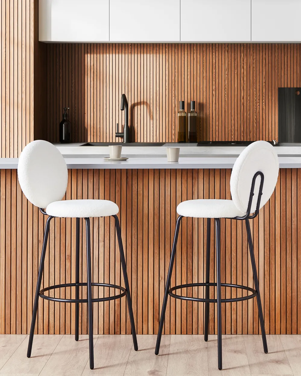 Set mit 2 Barstühlen EMERY Bouclé Weiß