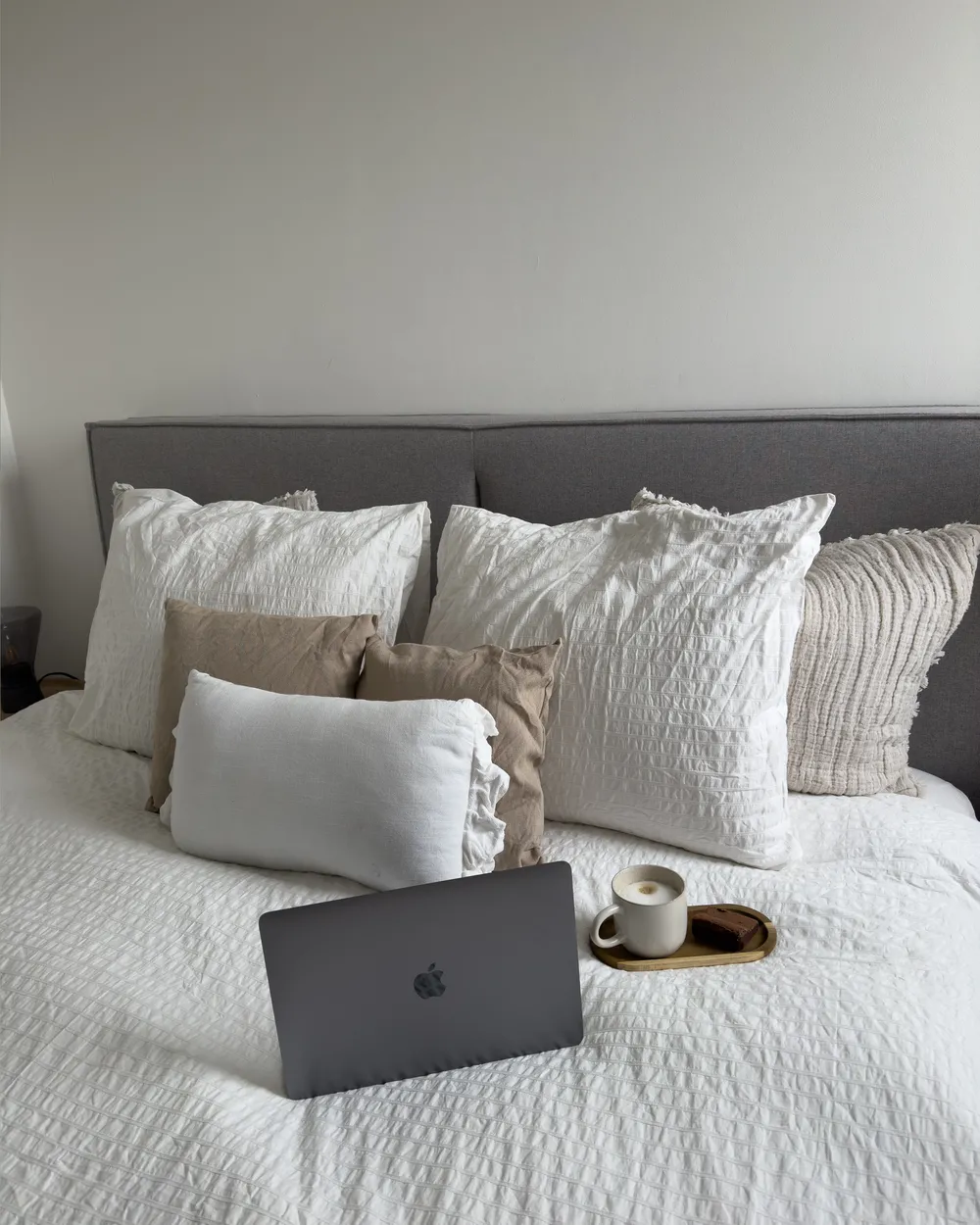 Bett mit Stauraum MOISSAC Stoff Hellgrau 180 x 200 cm_952450