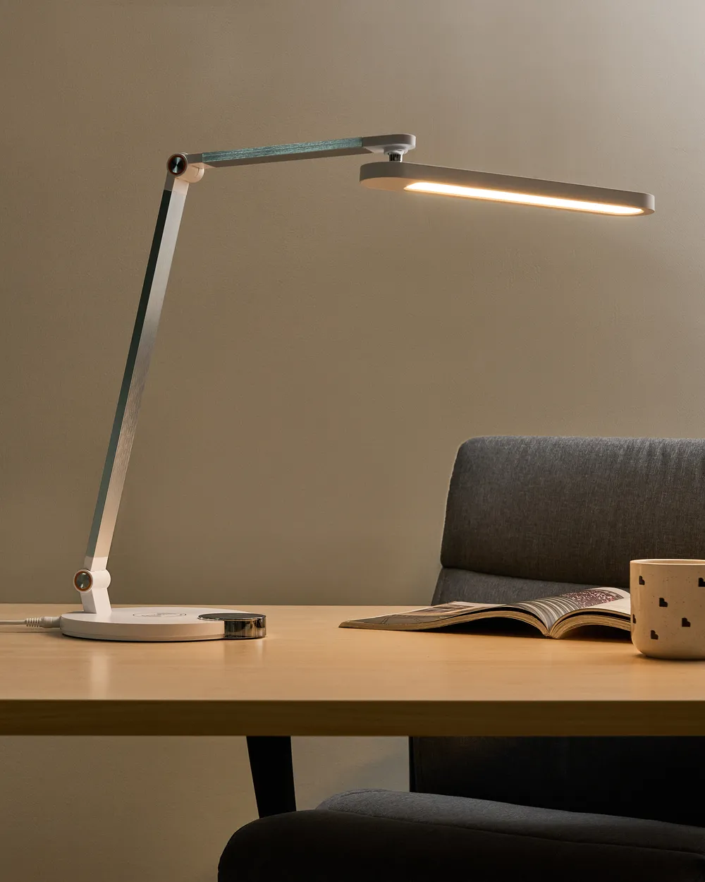 LED Schreibtischlampe CAROY mit kabellosem Ladegerät Weiß