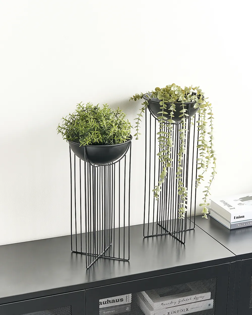 Blumentopf mit Beinen 2er Set FICARIA 22 cm Metall Schwarz