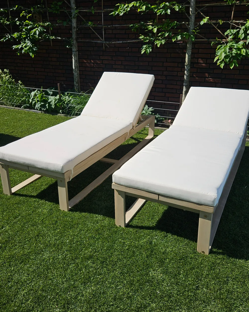 Sonnenliege mit Kissen AZZANELLO mit Relaxfunktion Akazienholz Cremeweiß_989080