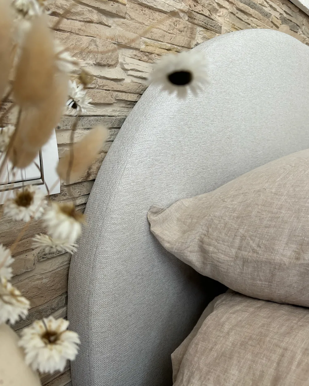 Bett mit Stauraum VAUCLUSE Stoff Hellbeige 180 x 200 cm_948524