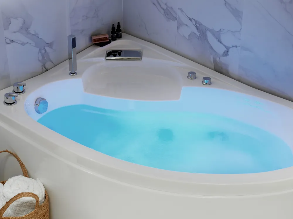 Whirlwanne Eckmodell mit LED NEIVA 150 x 100 cm Weiß rechtsseitig