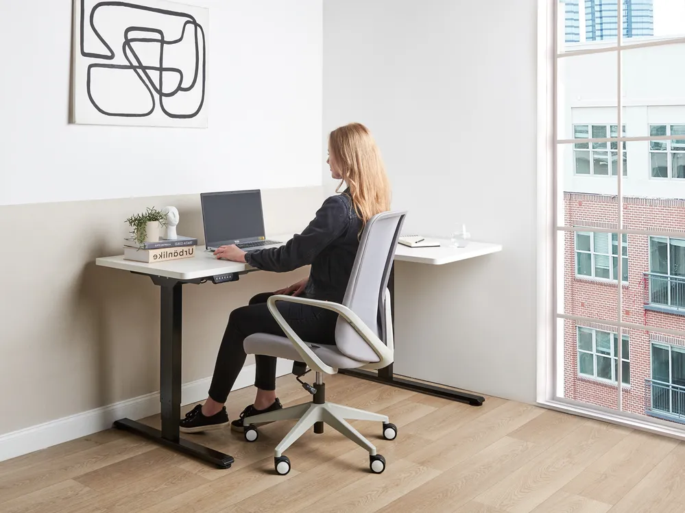 Eckschreibtisch elektrisch höhenverstellbar DESTINES 160 cm 109 cm Weiß / Schwarz rechtsseitig
