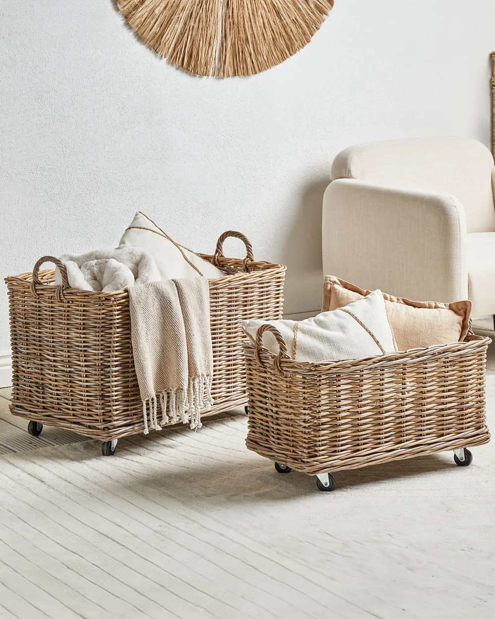 Aufbewahrungskorb 2er Set KITIM mit Rädern Rattan Naturfarben