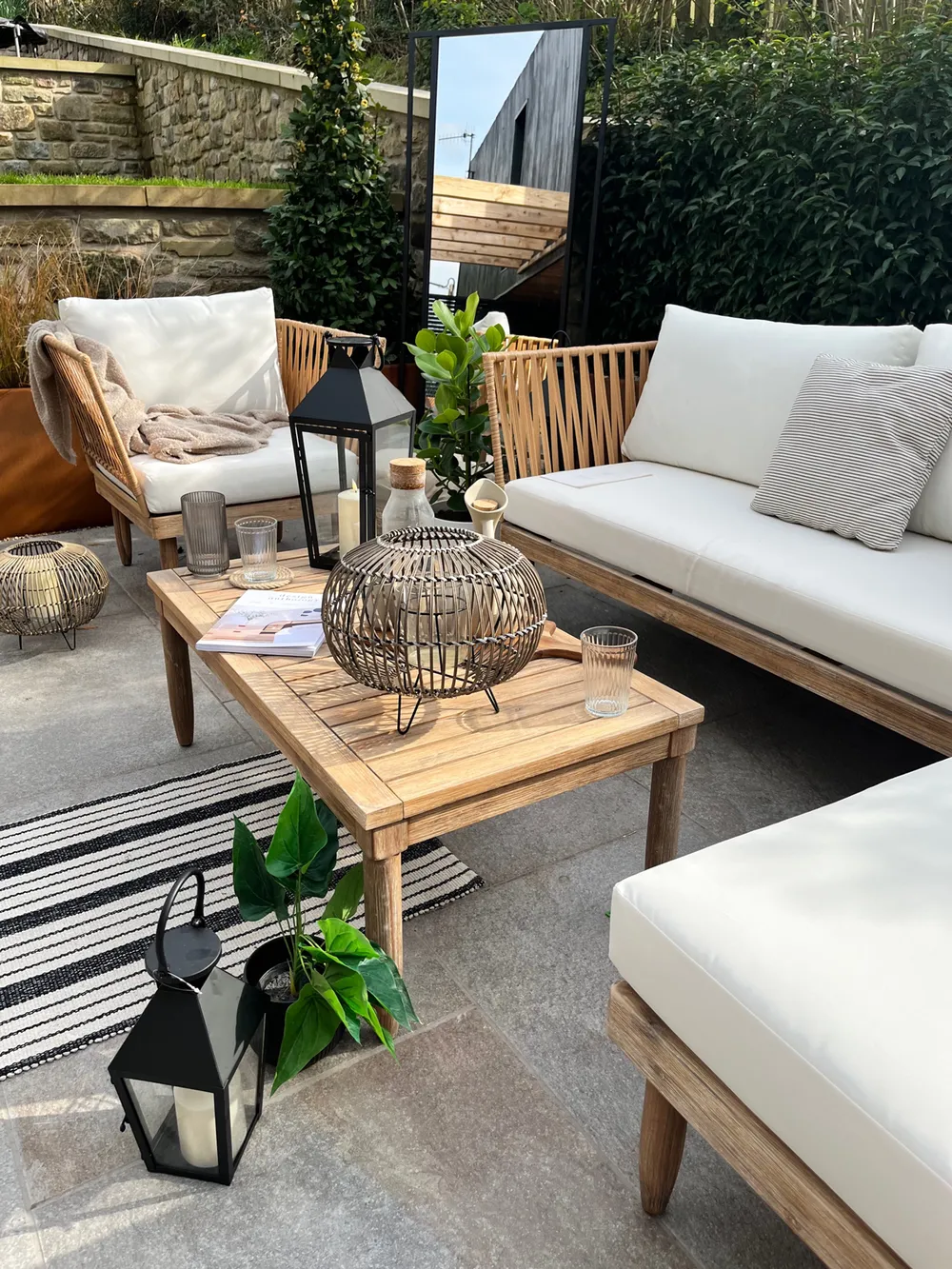 Lounge Set mit Tisch 4-Sitzer CREMONA Akazienholz Hellbraun / Cremeweiß rechtsseitig_857480