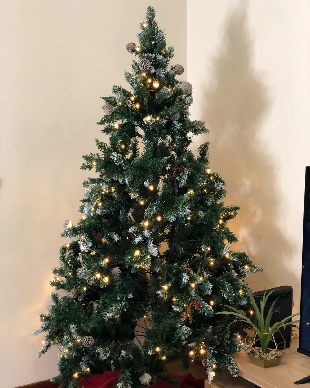 Tannenbaum Knstlich Mit Beleuchtung Und Schnee Knstlicher Weihnachtsbaum  180 Cm Schneebeflockt, PVC, Mit Metallstnder