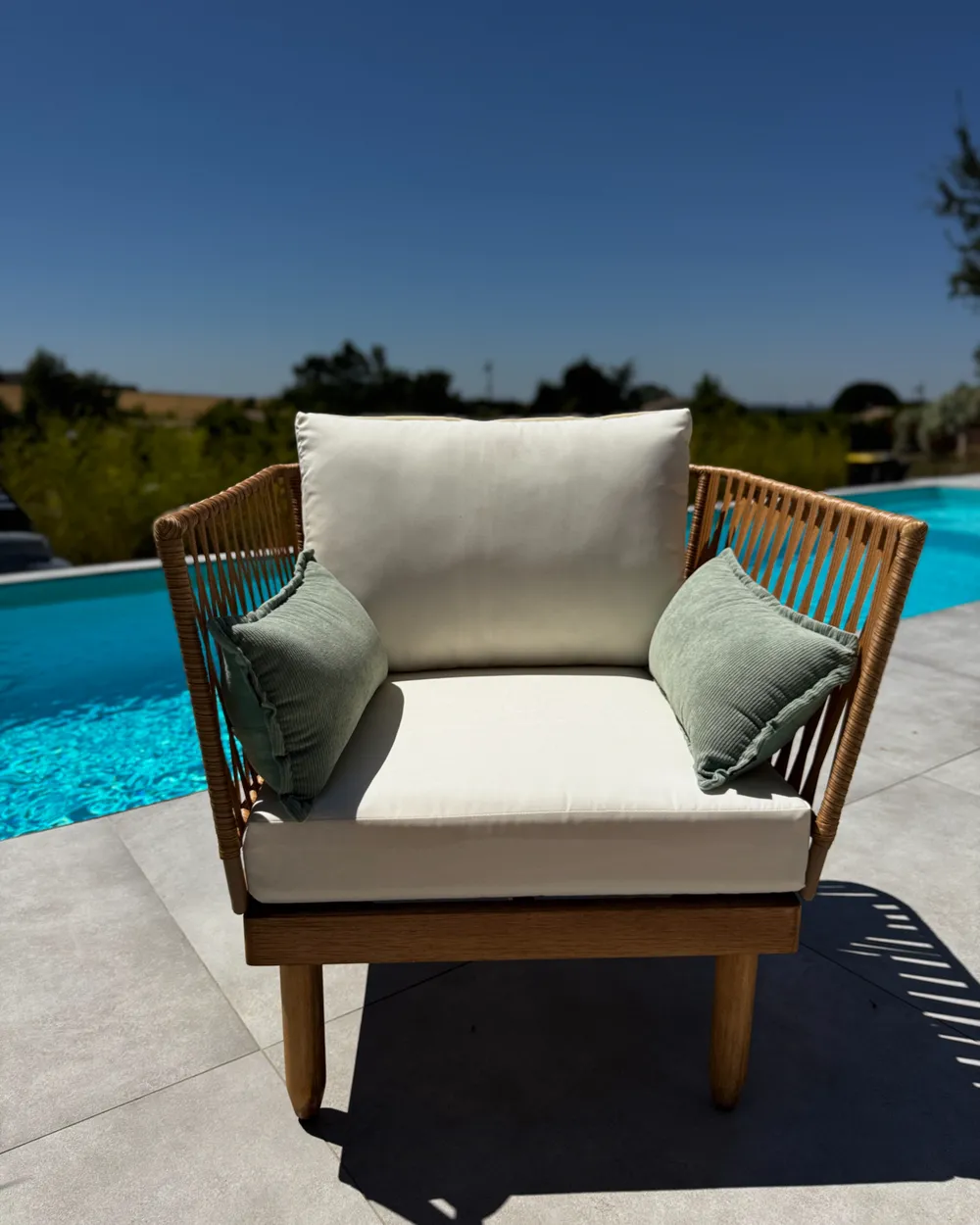 Lounge Set mit Tisch 4-Sitzer CREMONA Akazienholz Hellbraun / Cremeweiß rechtsseitig_1005168