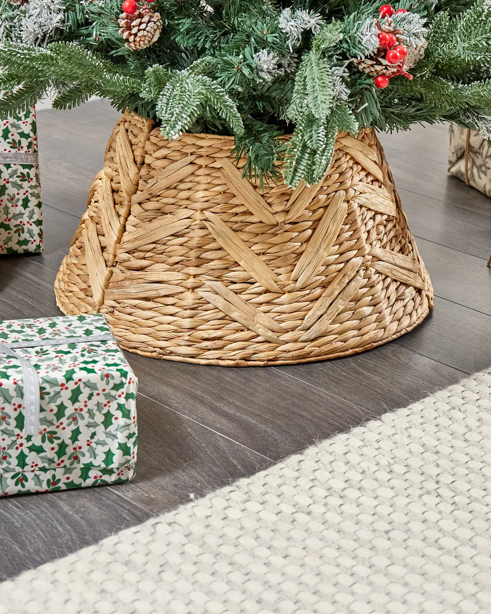 Weihnachtsbaumkragen FLATEYRI 50 cm Wasserhyazinthe Naturfarben