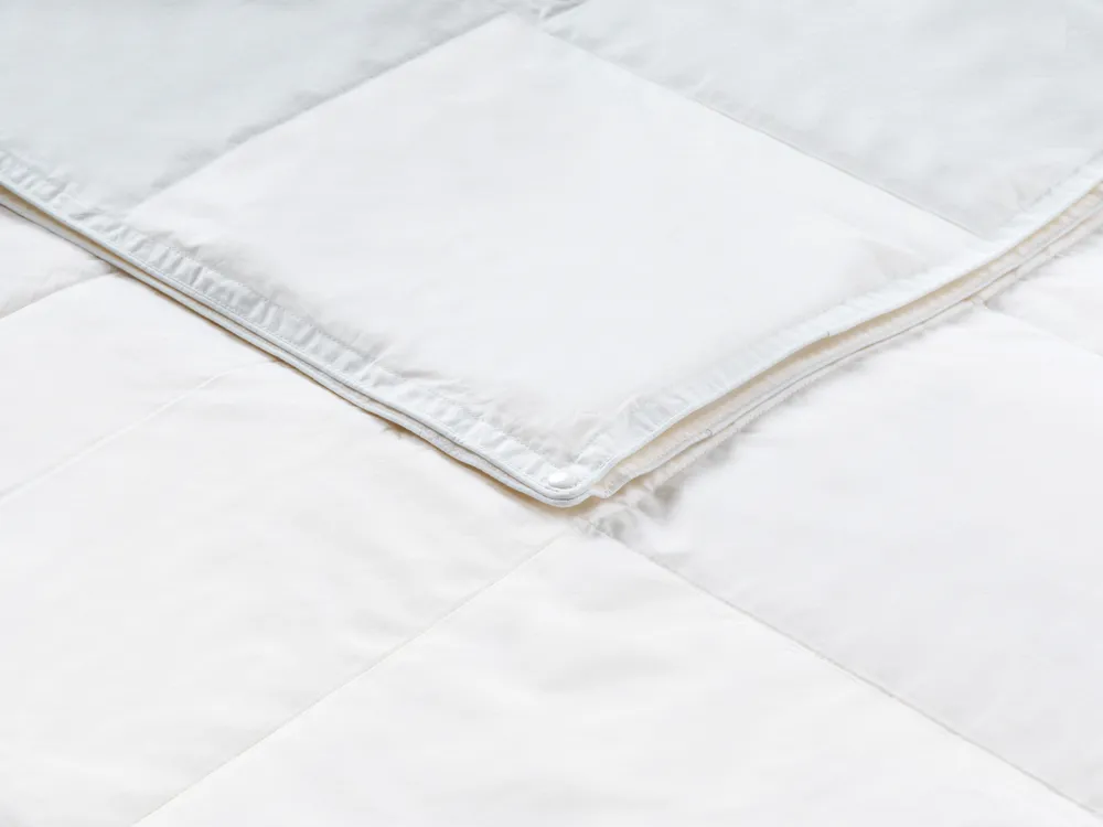 Zweilagige Bettdecke Entenfedern und Daunen 4-Jahreszeiten SERRATO 220 x 240 cm_1020646