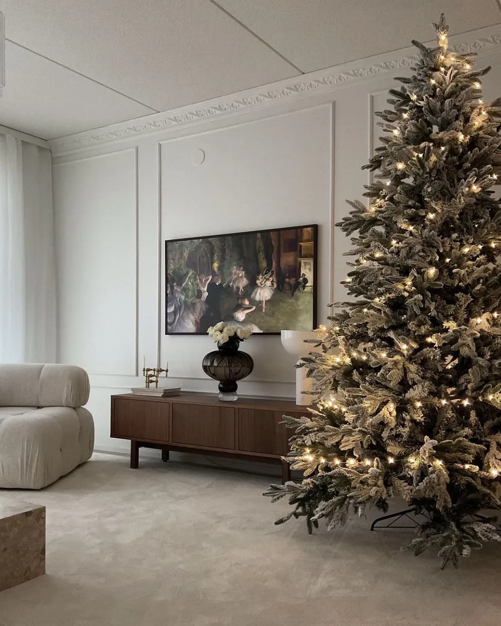 Knstlicher Weihnachtsbaum mit Schnee BASSIE 240 cm Wei - Beliani.de