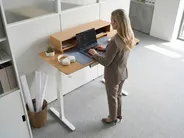 Schreibtisch elektrisch höhenverstellbar LUCAMA 120 cm 60 cm mit USB-Anschluss Hellbraun / Weiß_1031008