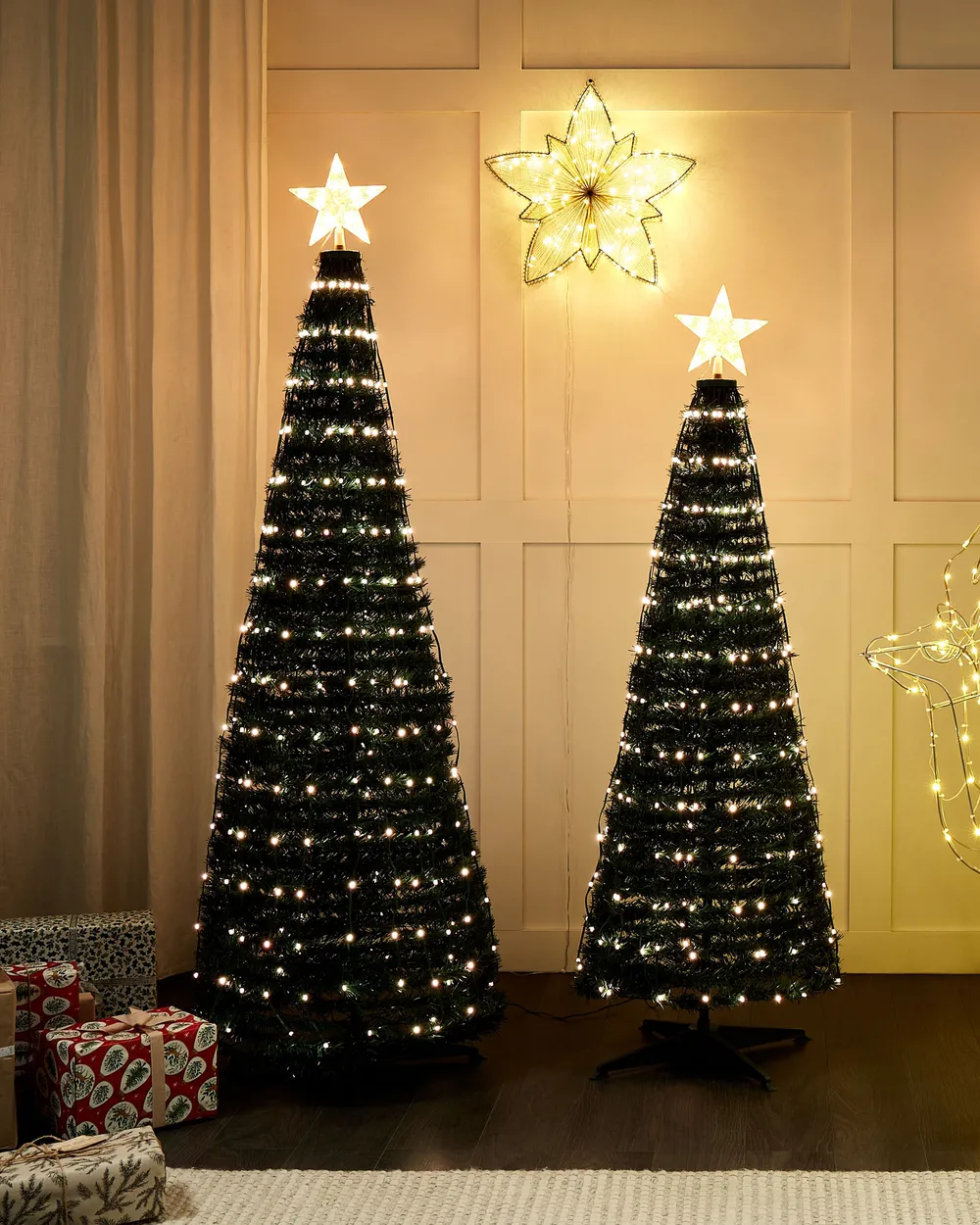 Freistehende Weihnachtsdekoration Smart LED mit App SAARLOQ Weihnachtsbaum  160 cm Grn - Beliani.de
