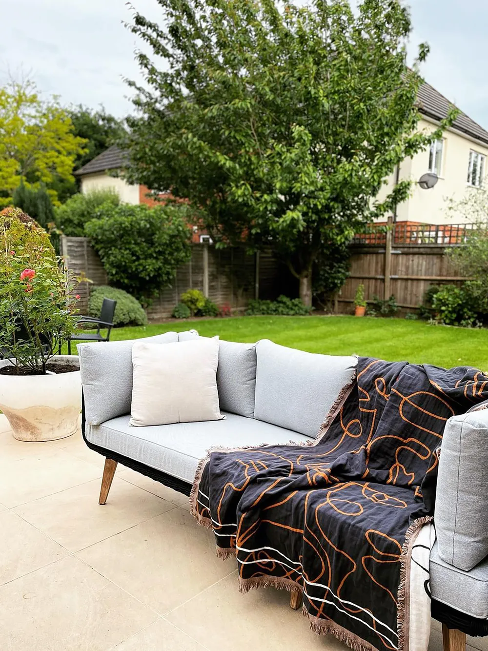 Garten Ecksofa mit Tisch 5-Sitzer ALCAMO Akazienholz Schwarz linksseitig_826889