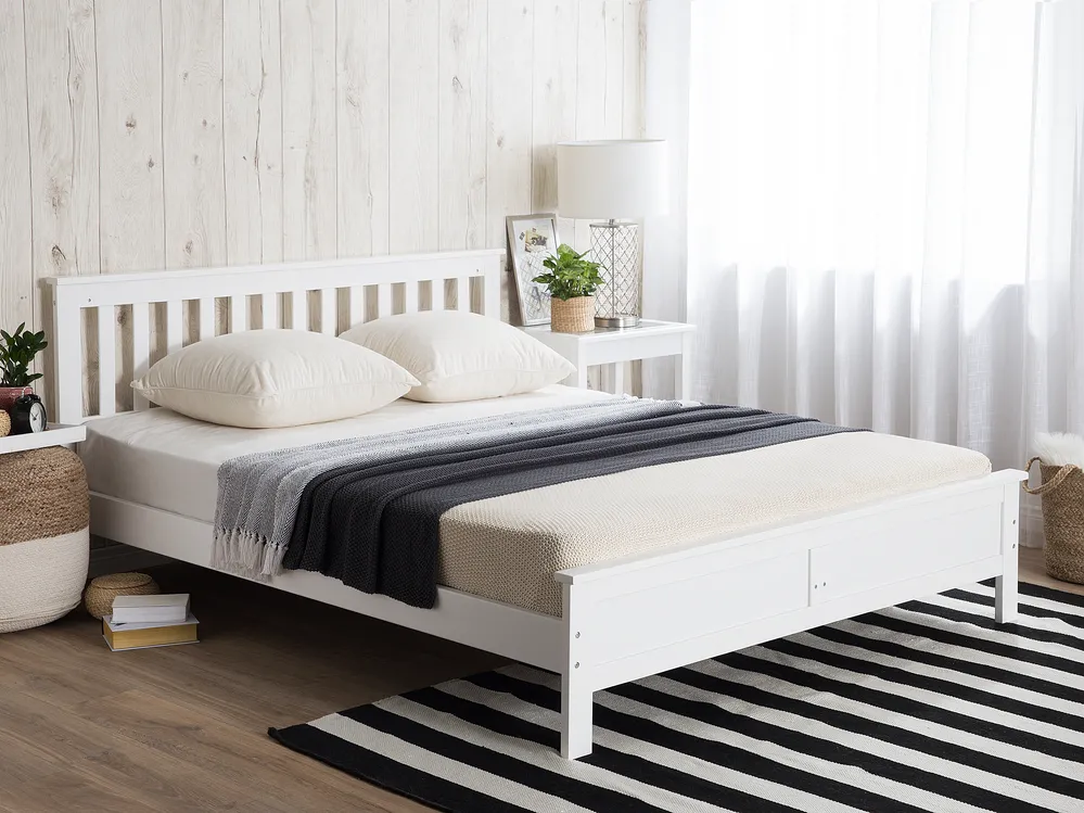 Bett mit Lattenrost Kiefernholz MAYENNE 160 x 200 cm Weiß
