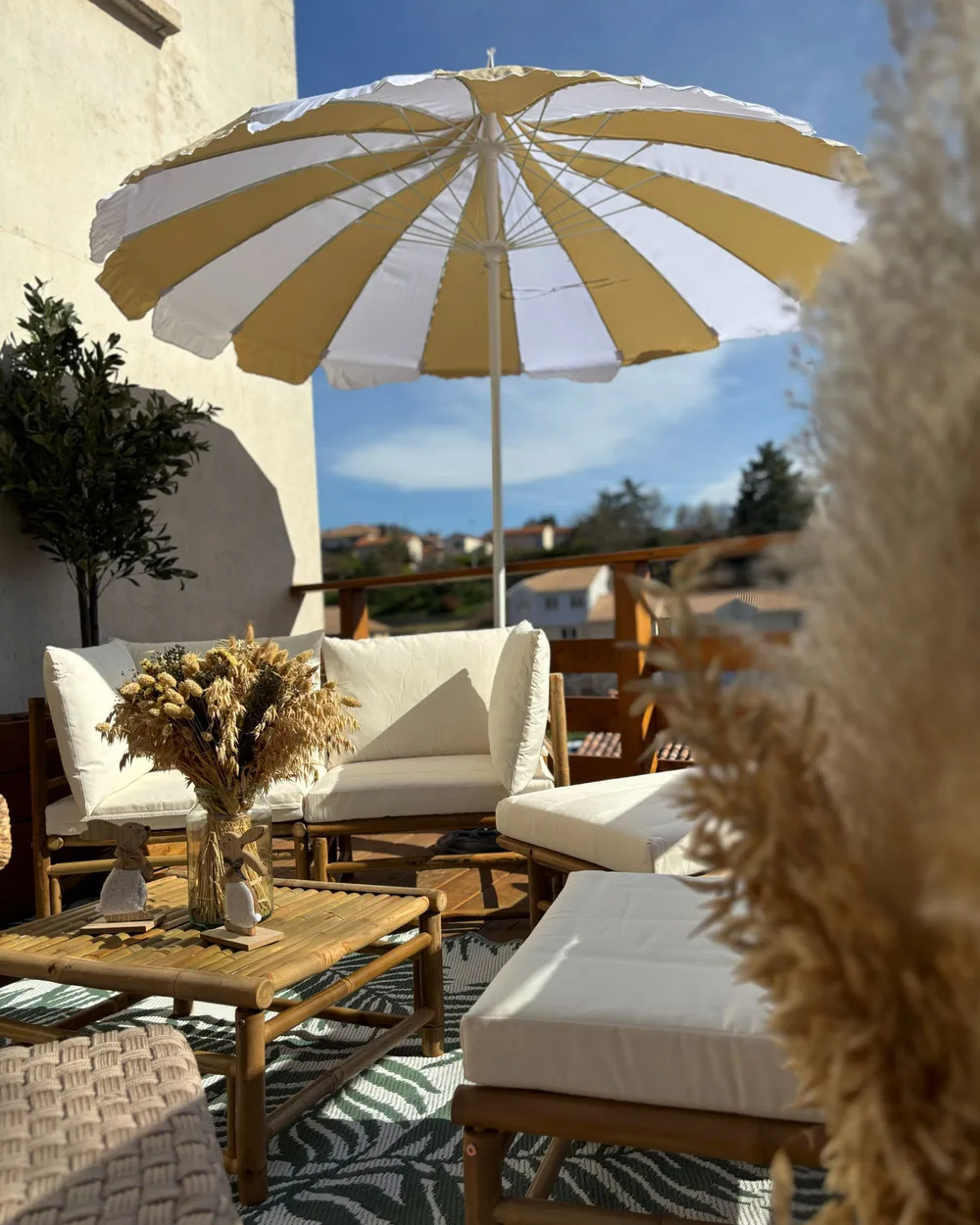 Garten Ecksofa mit Tisch 5-Sitzer CERRETO Bambus Cremeweiß linksseitig_979780