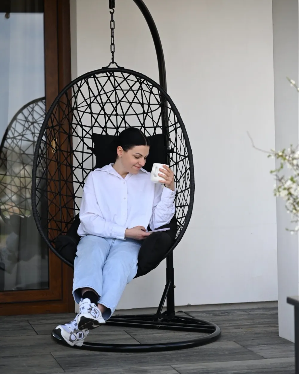 Hängesessel mit Gestell ALATRI Polyrattan Schwarz_1072050