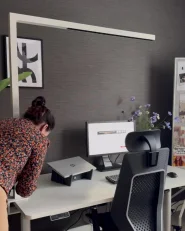 Namizna svetilka LED z objemko OCTANT s senzorjem gibanja Kovina Bela_998437