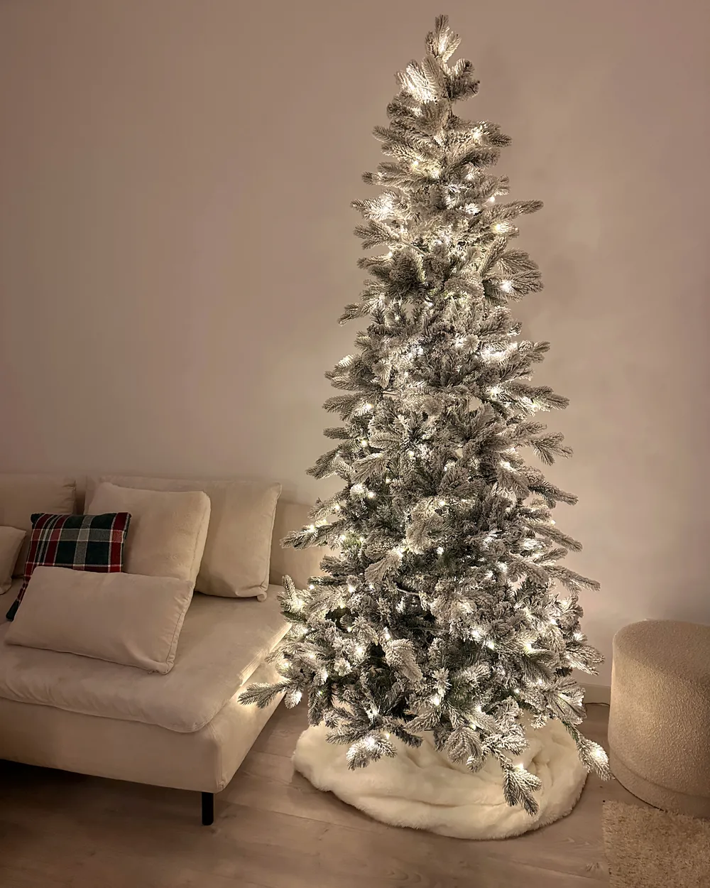 Knstlicher Weihnachtsbaum mit Schnee LED TATLOW 210 cm Grn - Beliani.de