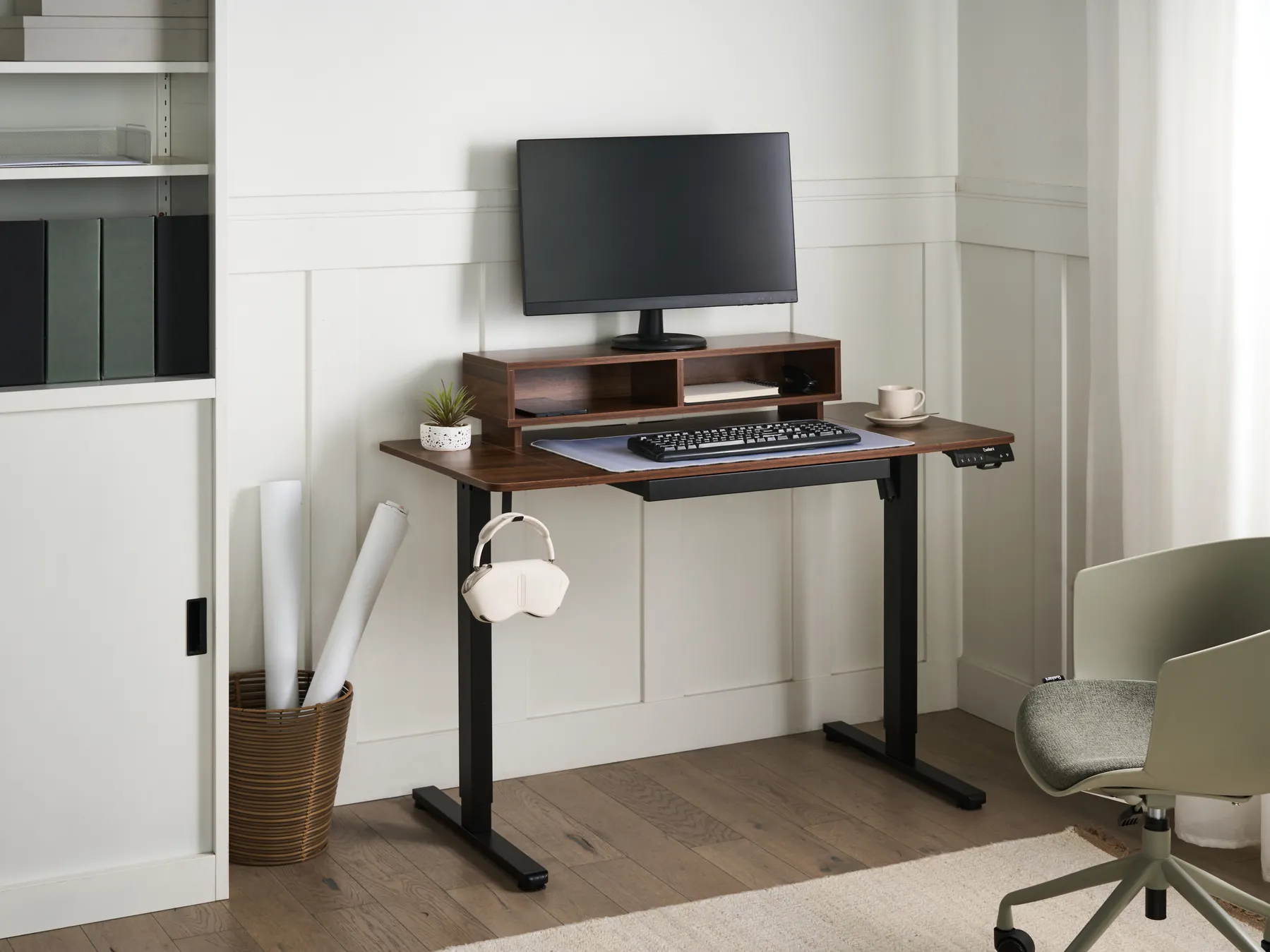 Schreibtisch elektrisch höhenverstellbar LUCAMA 120 cm 60 cm mit USB-Anschluss Braun / Schwarz_1030962