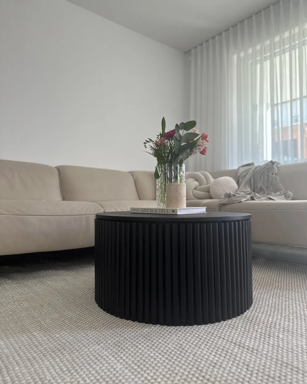 Couchtisch KIRKWOOD mit Stauraum Mangoholz Schwarz
