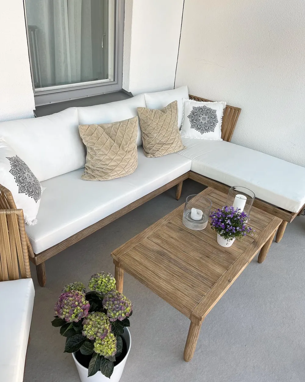 Lounge Set mit Tisch 4-Sitzer CREMONA Akazienholz Hellbraun / Cremeweiß linksseitig_871004