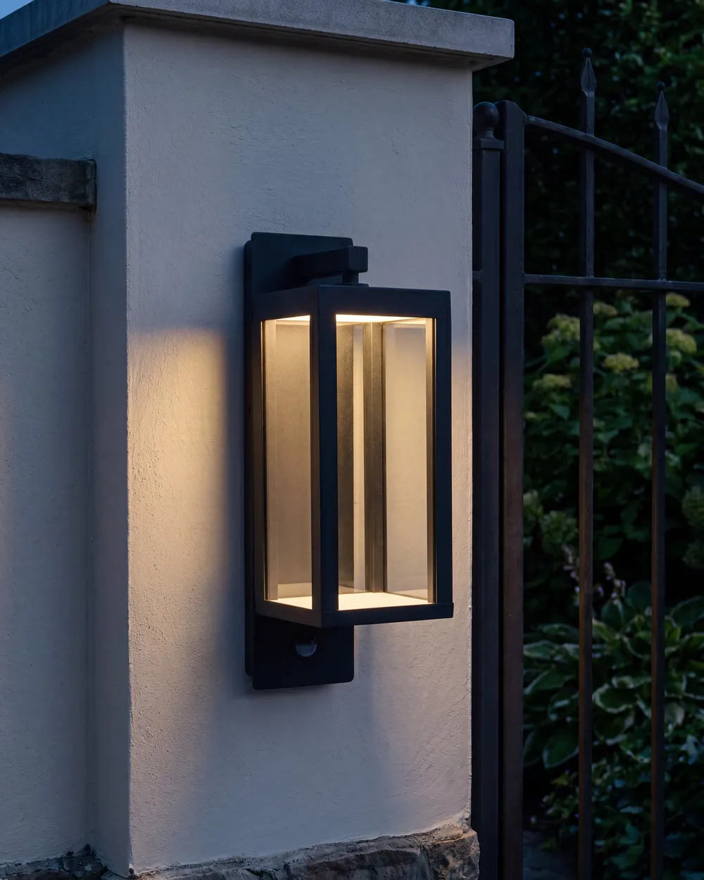 LED Außenwandleuchte INVER mit Bewegungsmelder Schwarz