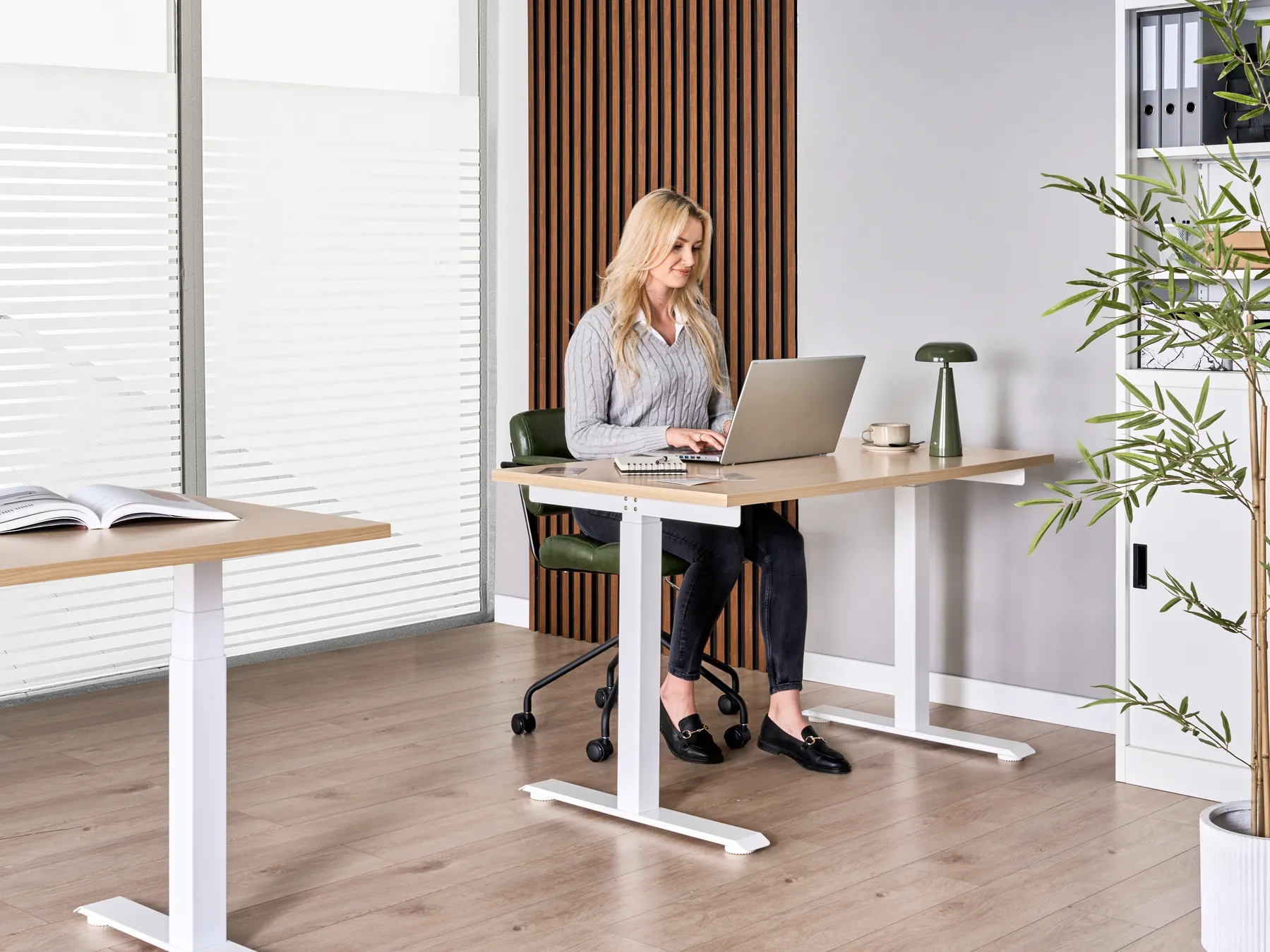 Schreibtisch elektrisch höhenverstellbar DESTINES 120 cm 72 cm Hellbraun / Weiß_1000288